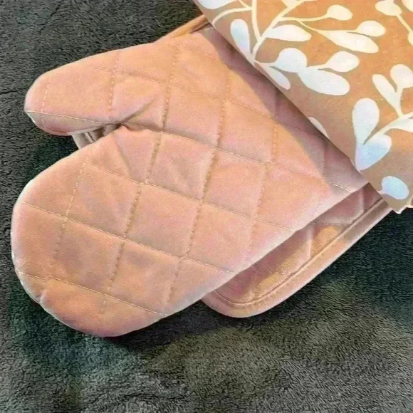 NWT Apron pot holder oven mitt combo - Picture 6 of 7